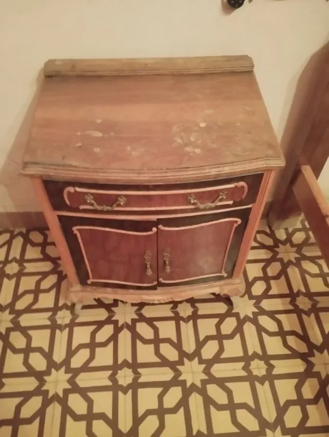 2 Mesilla de madera con cajones y puertas