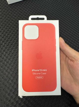 Custodia in silicone rosso MagSafe per iPhone 13 mini