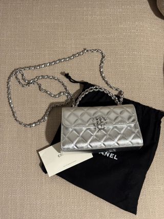 Bolso de piel auténtica plateado con cadena