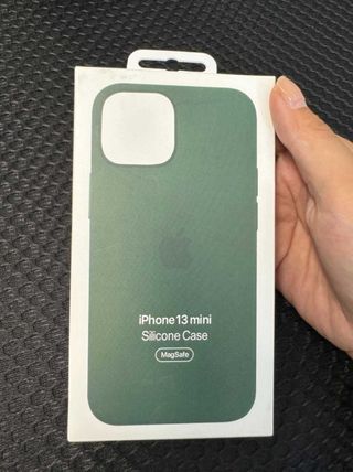 Custodia in silicone per iPhone 13 mini MagSafe verde