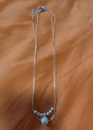 Collar de perlas y cuentas plateadas