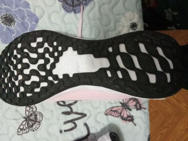 Playeras deportivas negras y rosas