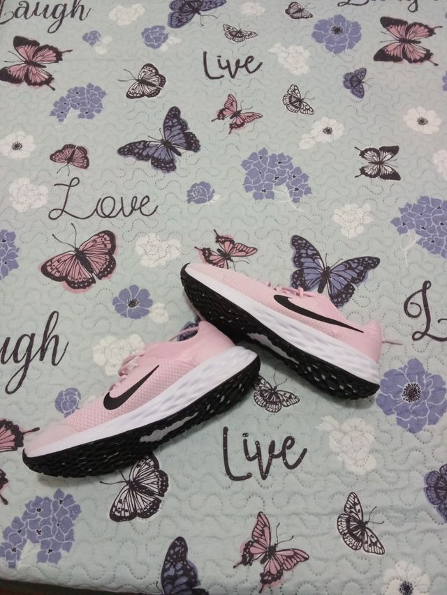 Playeras deportivas negras y rosas