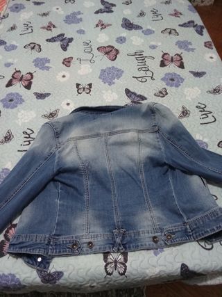 Chaqueta vaquera desgastada