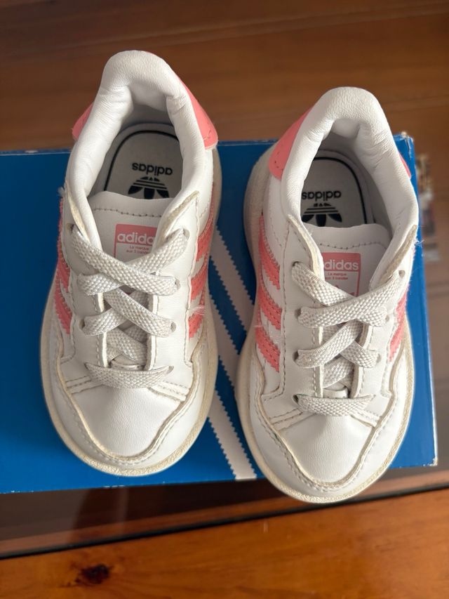 Zapatillas Adidas Bebé Talla 20 de segunda mano por 15 EUR en