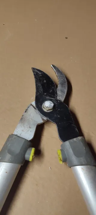 Tijeras de podar con mangos ergonómicos