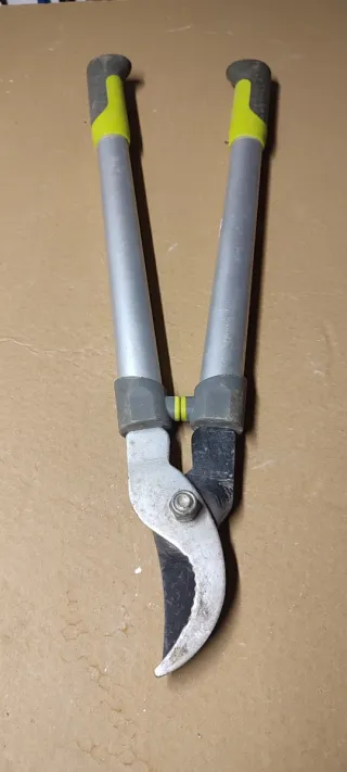 Tijeras de podar con mangos ergonómicos