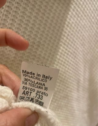 Mantella/poncho bianco con applicazione sul collo