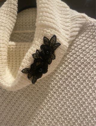 Mantella/poncho bianco con applicazione sul collo