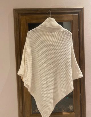 Mantella/poncho bianco con applicazione sul collo