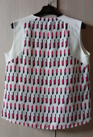 Blusa marca ZENDRA sin mangas con estampado