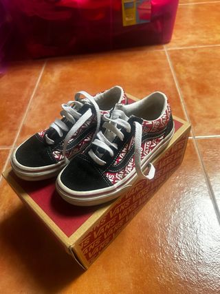 Zapatillas Vans Old Skool Negras y Rojas
talla 30 