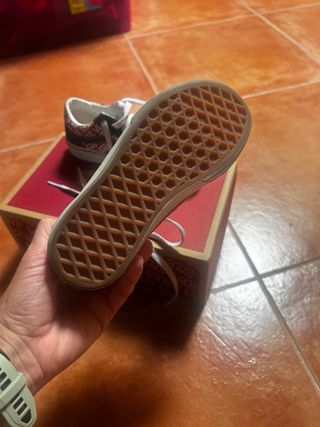 Zapatillas Vans Old Skool Negras y Rojas
talla 30 
