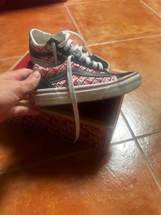 Zapatillas Vans Old Skool Negras y Rojas
talla 30 