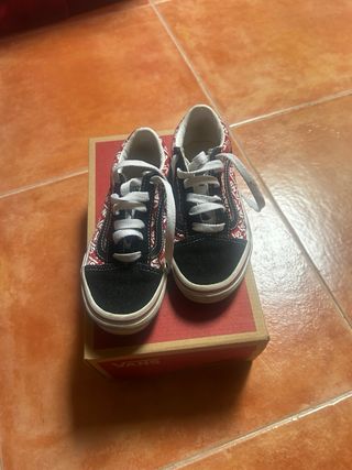 Zapatillas Vans Old Skool Negras y Rojas
talla 30 