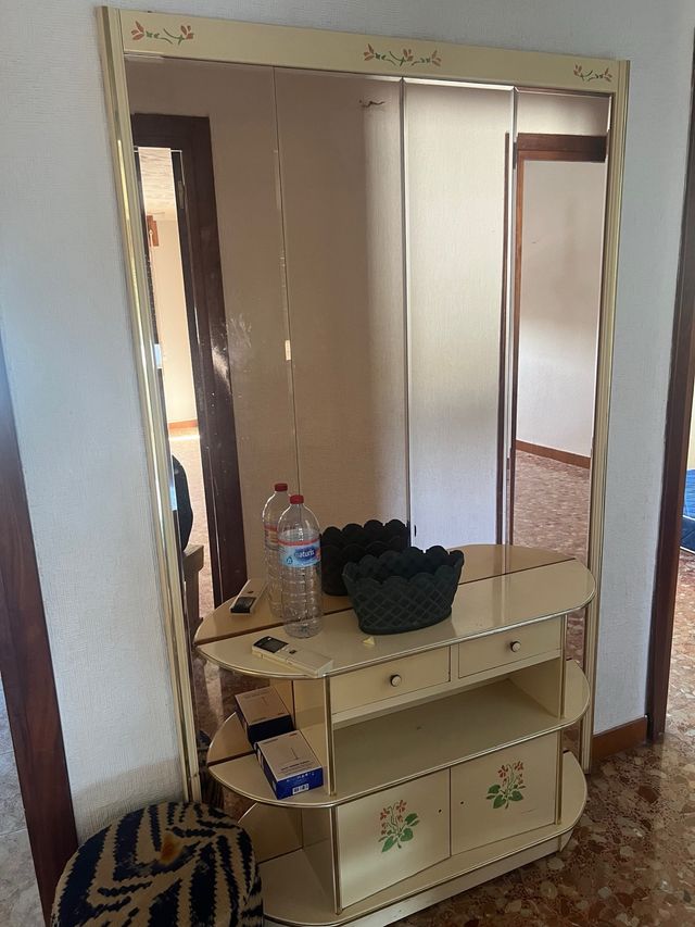 Mueble recibidor con espejo y detalles florales