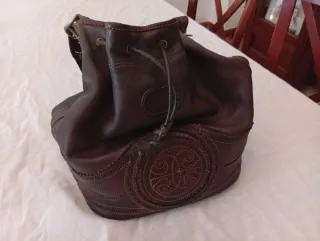 Bolso de piel marrón tipo saco
