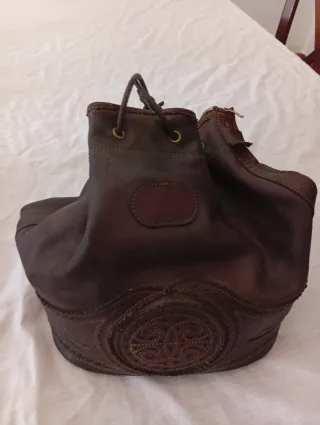 Bolso de piel marrón tipo saco