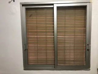 Ventanas metálicas con mosquitera