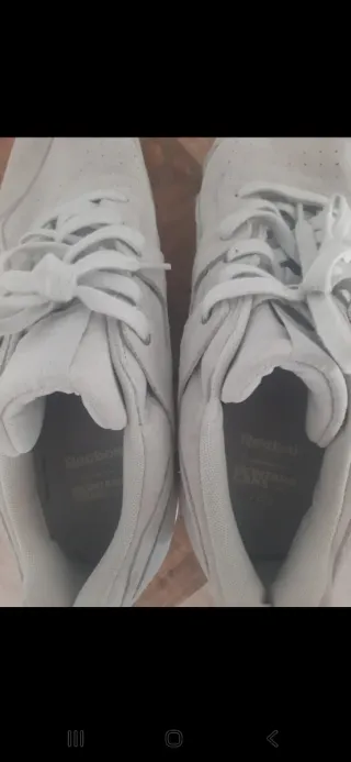 Zapatillas Reebok Beige y Blancas