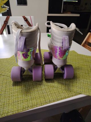 Patines blancos con ruedas moradas