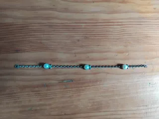 Pulsera plateada con perlas