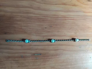 Pulsera plateada con perlas