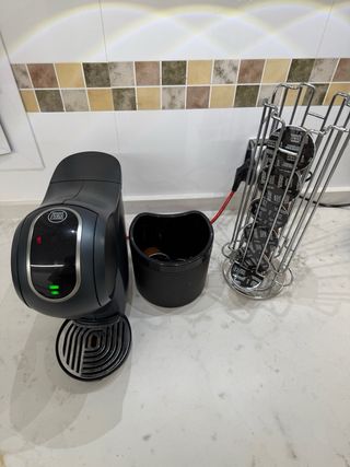 Cafetera De Longui Dolce Gusto + dispensador