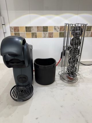 Cafetera De Longui Dolce Gusto + dispensador