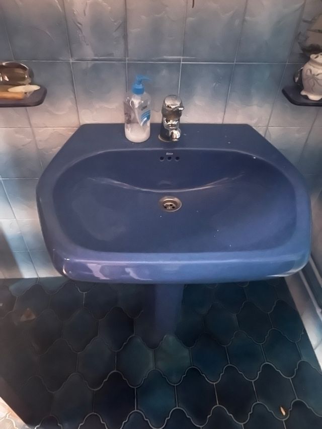 Lavabo azul Roca de cerámica