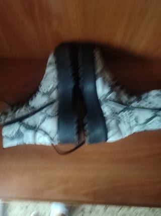Botas estilo Dr. Martens con estampado serpiente