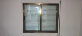 Ventana corredera con persiana