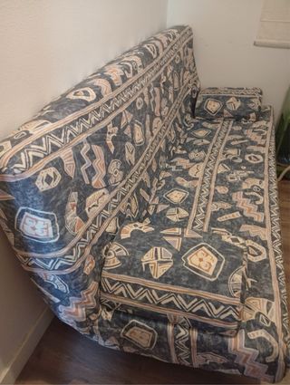 Sofá cama de tela azul y beige