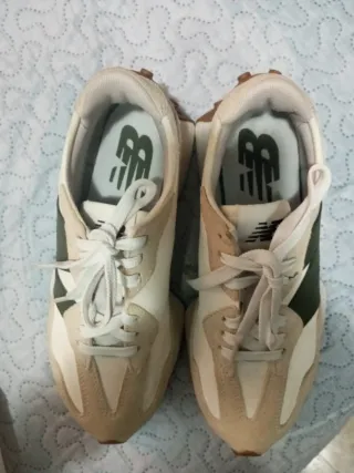 Zapatillas New Balance Beige y Blanco