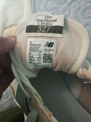 Zapatillas New Balance Beige y Blanco