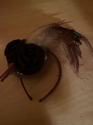 Tocado diadema flores y plumas