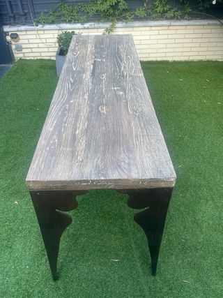 Mesa alta de madera y metal