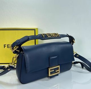 Bolso Fendi con Detalles Dorados