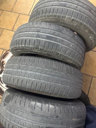 Llantas y neumáticos de coche