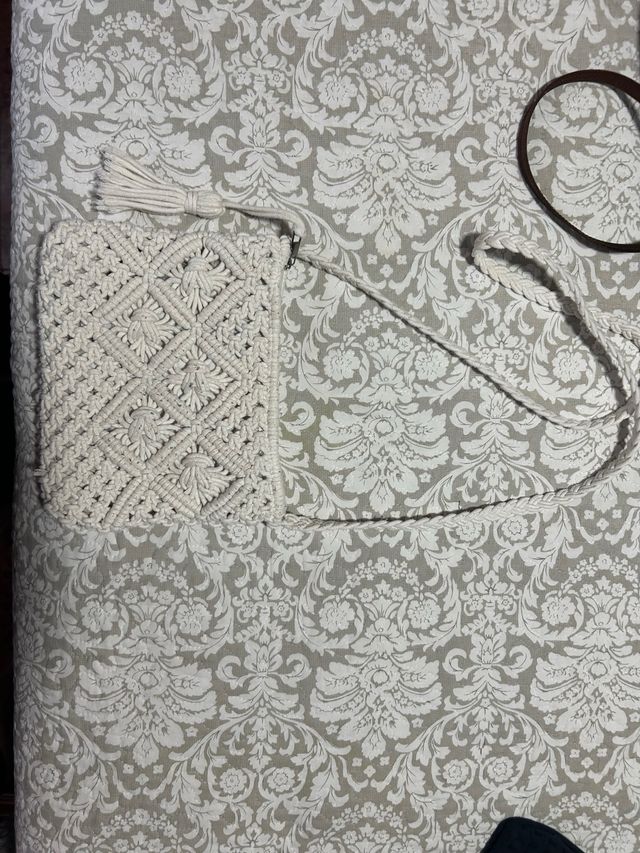 Bolso de punto beige y blanco