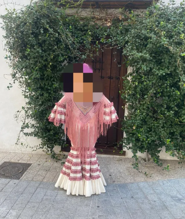 Traje de flamenca rosa y blanco
