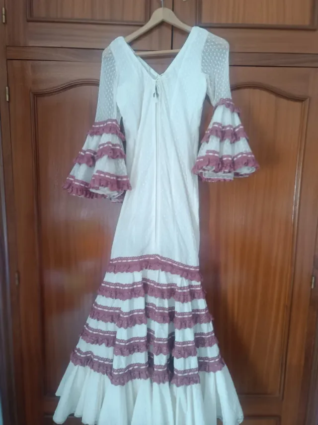 Traje de flamenca rosa y blanco
