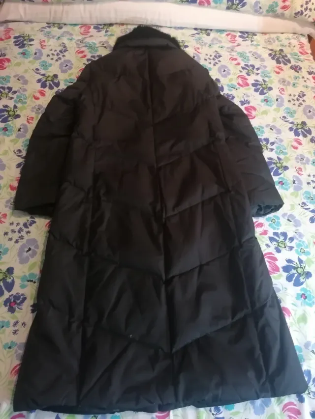 Anorak largo negro con cuello de pelo