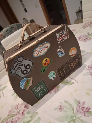 Maleta Vintage Decorada con Pegatinas de Viaje