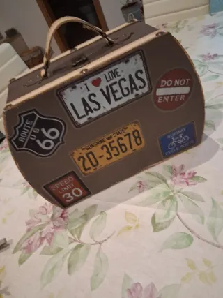 Maleta Vintage Decorada con Pegatinas de Viaje