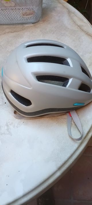 Casco bici azul y gris + Cesta
