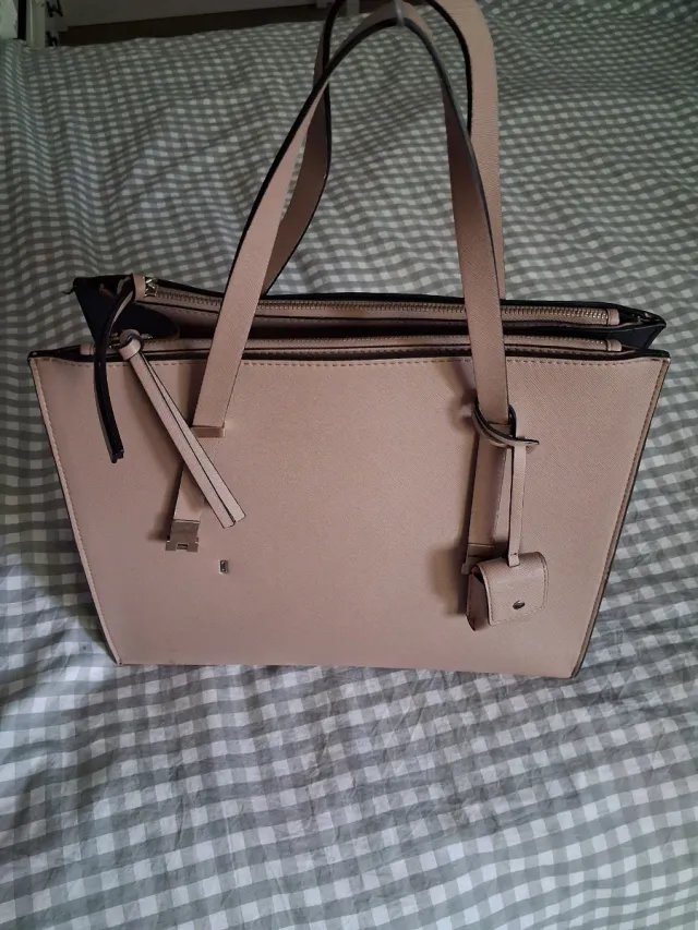 Bolso clásico beige y negro