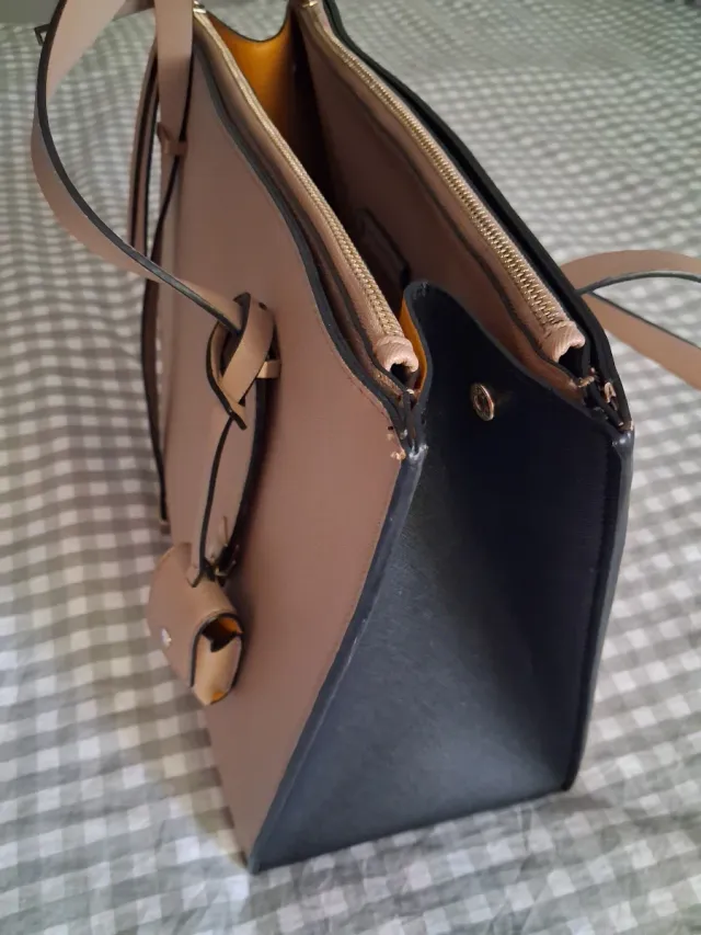 Bolso clásico beige y negro