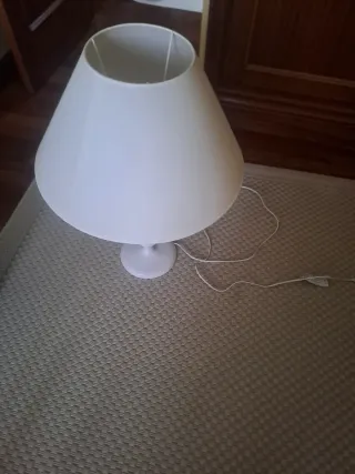 Lámpara de mesa blanca de papel
