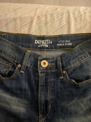 Pantalón Levi's Azul Talle Alto Desgastado